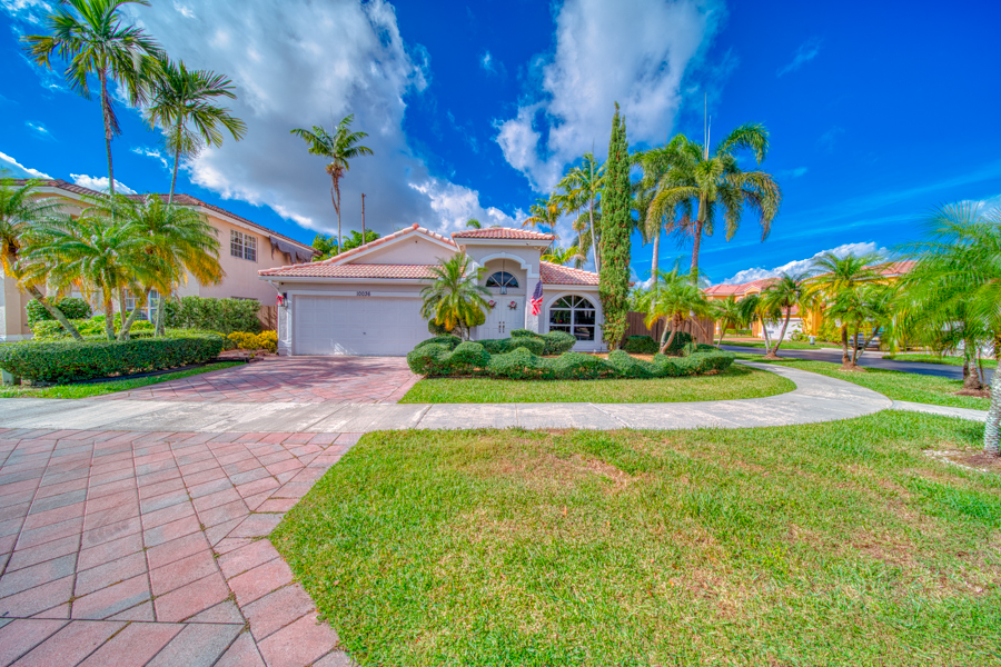 Stunning Modern Home in Hammocks