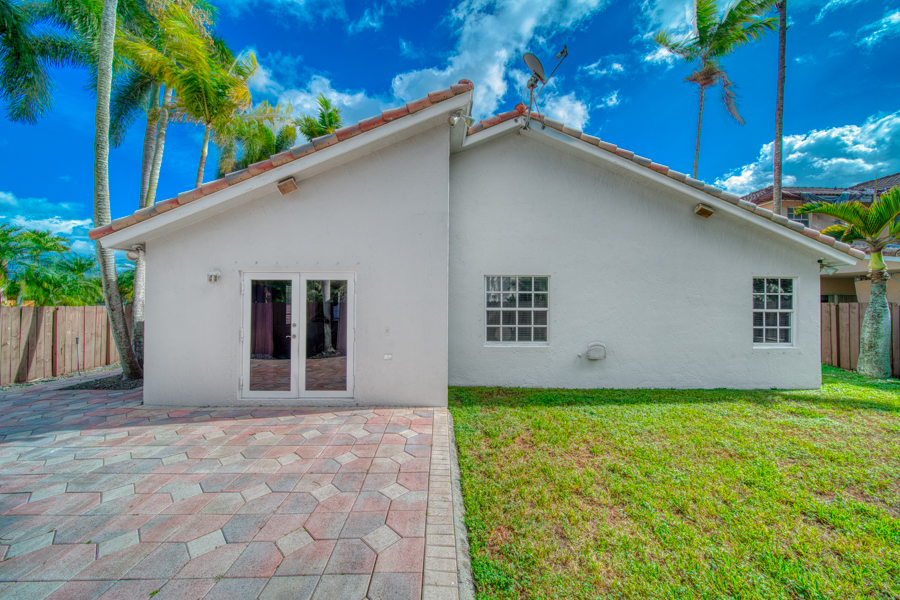 Stunning Modern Home in Hammocks