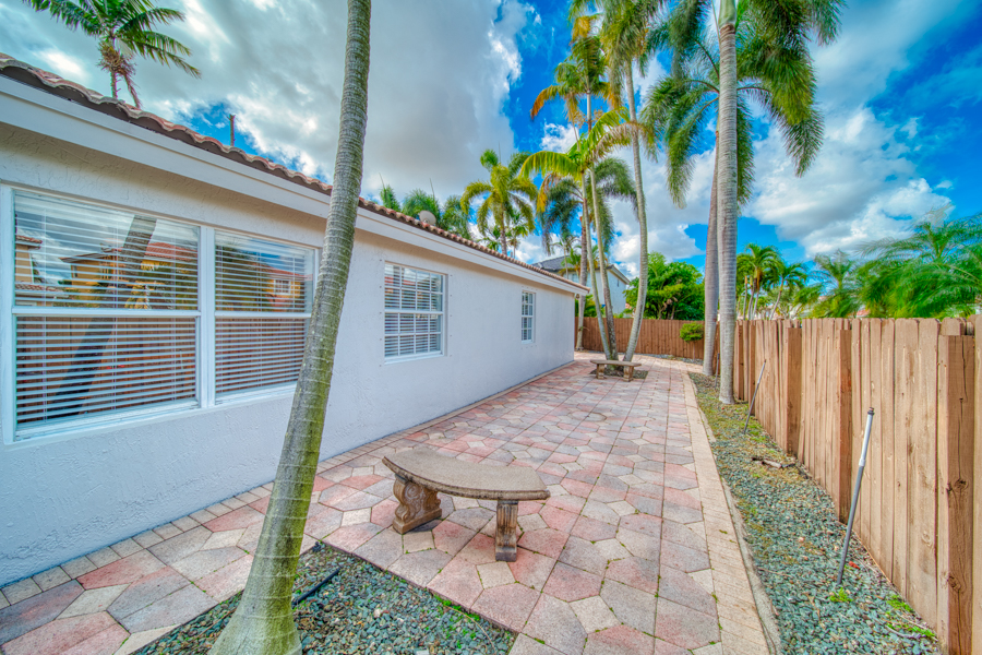 Stunning Modern Home in Hammocks