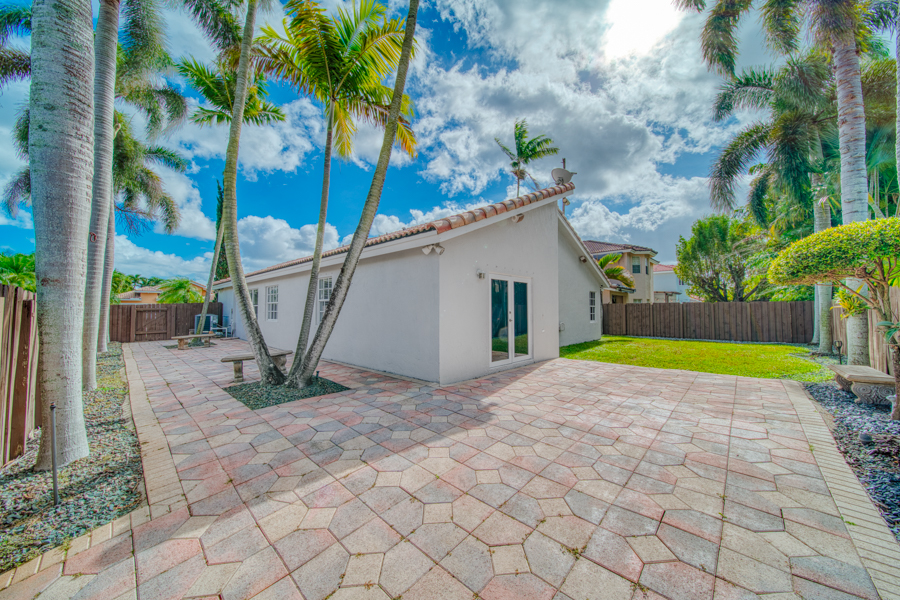 Stunning Modern Home in Hammocks