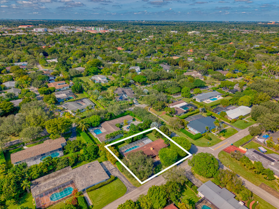 Luxurious Pinecrest Area Estate